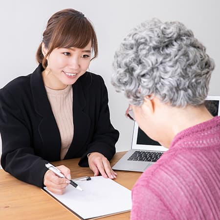 ご見学・体験入居が終わり施設が決まりましたらお早めに修明シニアライフまでご連絡ください。人気の施設はすぐに埋まってしまう場合がありますので、修明シニアライフが仮抑えもさせて頂きます。
